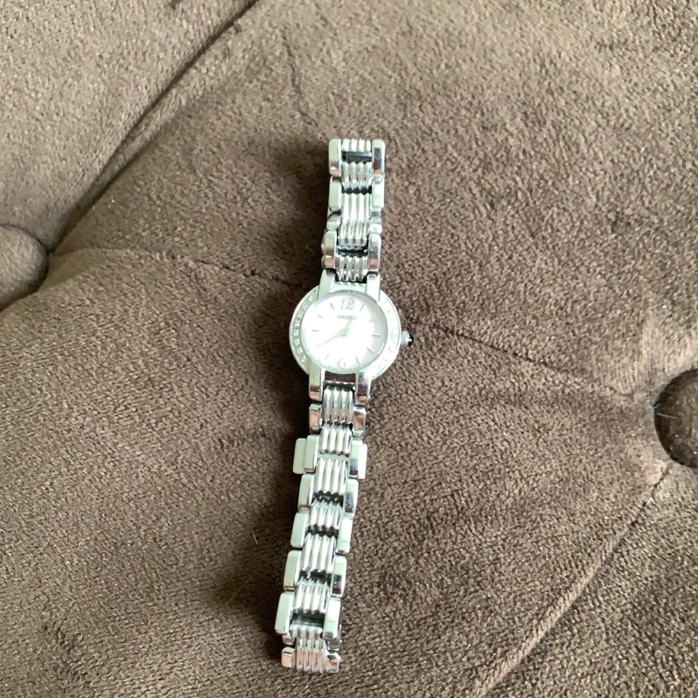 Authentic Seiko watch small wrist needs battery